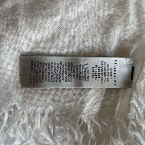 Burberry House Check 100% Merino Wool Scarf 110cm by 110cm - Picture 3 of 10